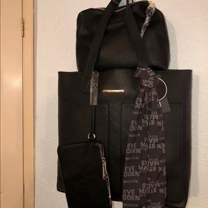 Steve Madden black bag in total are 4 pieces.